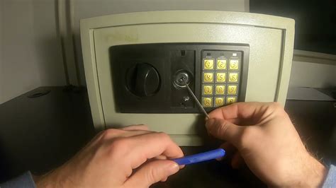 kluis openen zonder sleutel Tip 1: gebruik een schroevendraaier